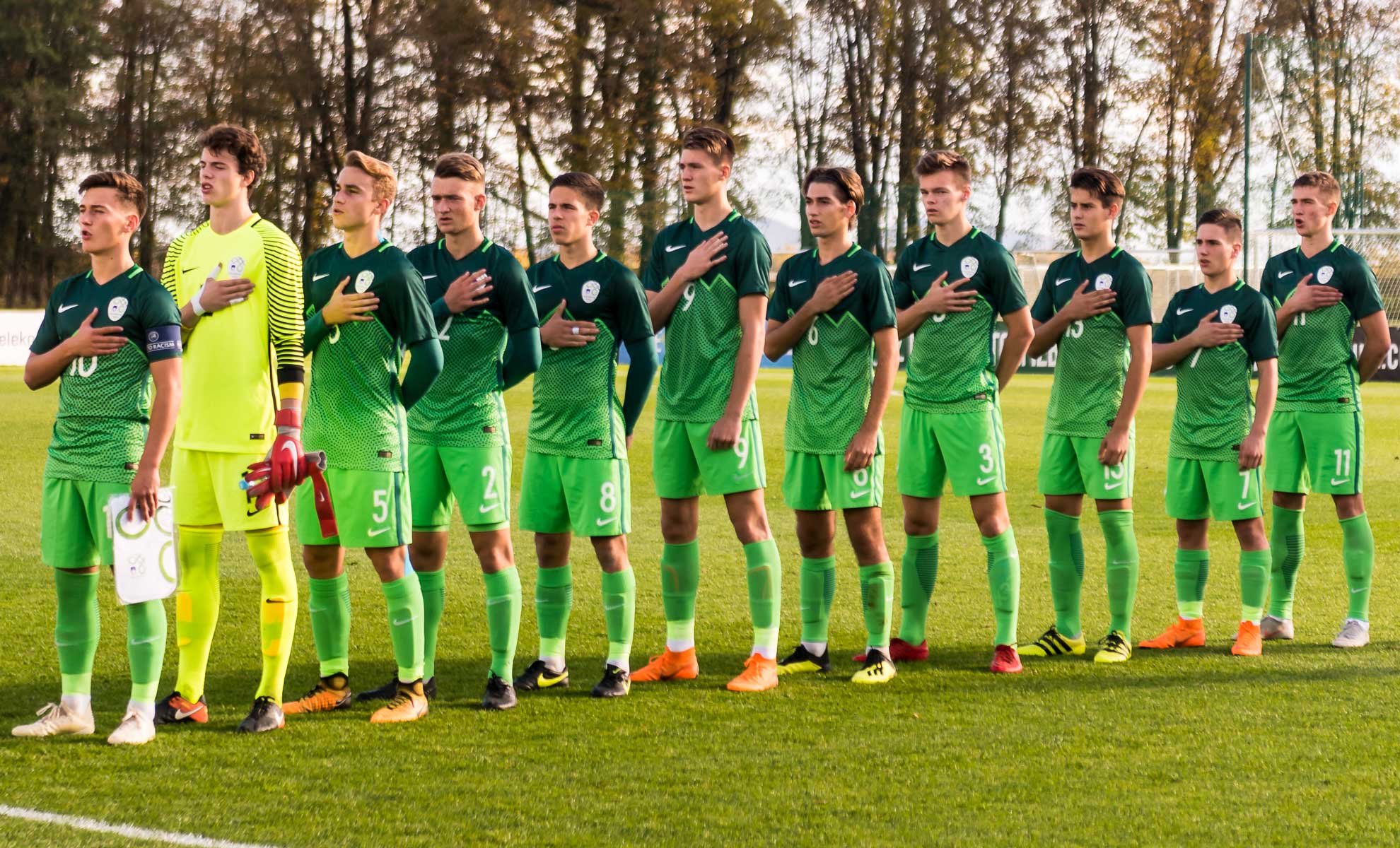 D2lgj BWwAAdR1E.jpg large